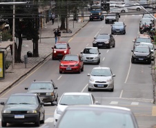 Carro em avenida